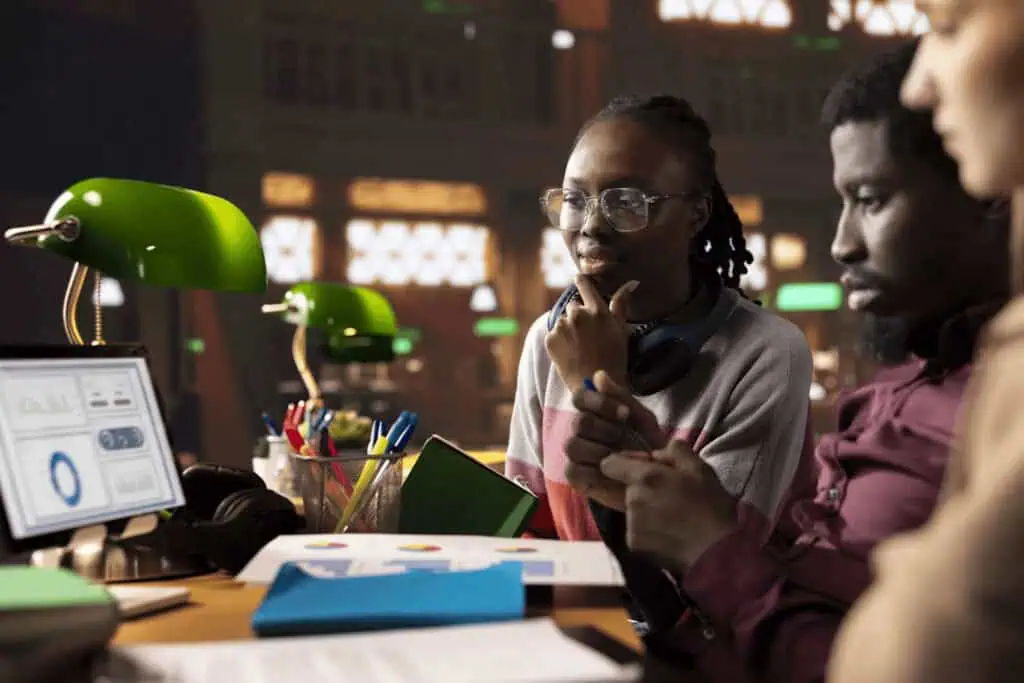 Professionnels africains collaborant sur l’analyse de données et projets digitaux dans un espace moderne